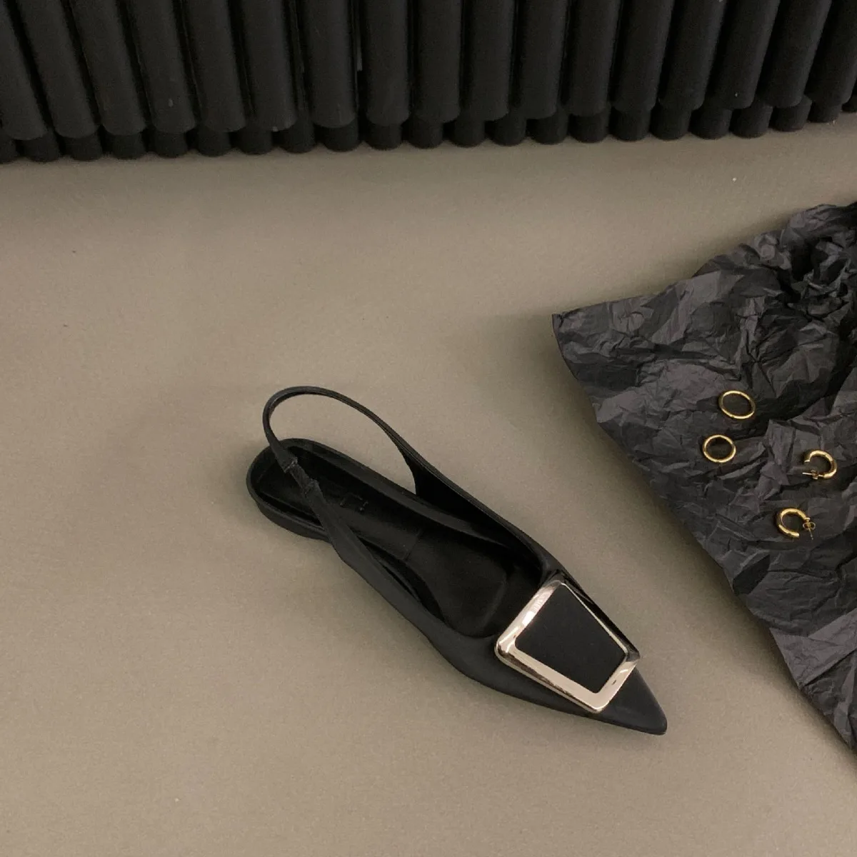 الفرنسية مسطحة القاع الأسود حزام الظهر حقيبة رئيس الصنادل المرأة 2025 الربيع/الصيف وأشار حجر الراين مزاجه حذا فردي للسيدات