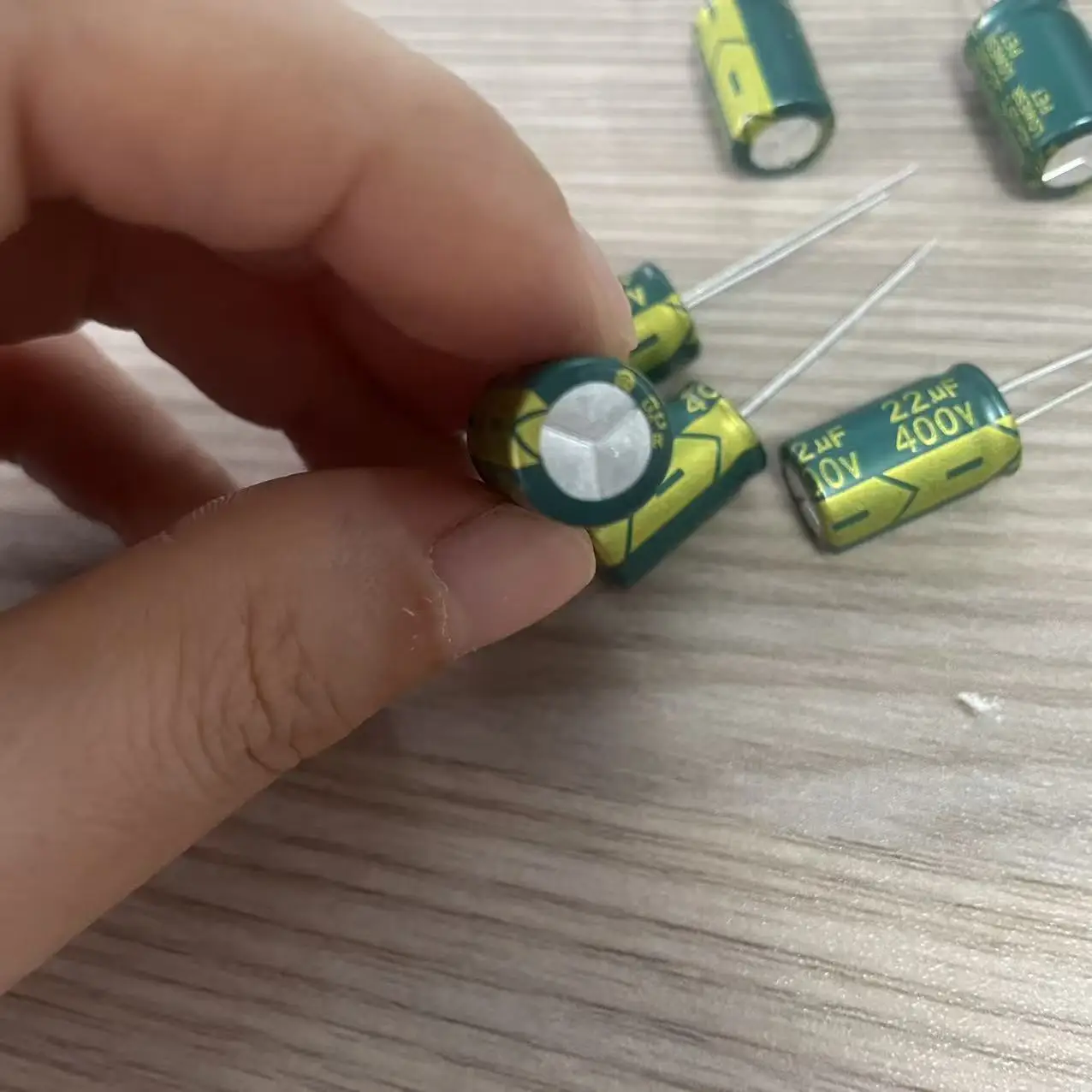5Pcs/Lot 400V 22Uf Aluminum Electrolytic Capacitor Size 10X17Mm 20%
