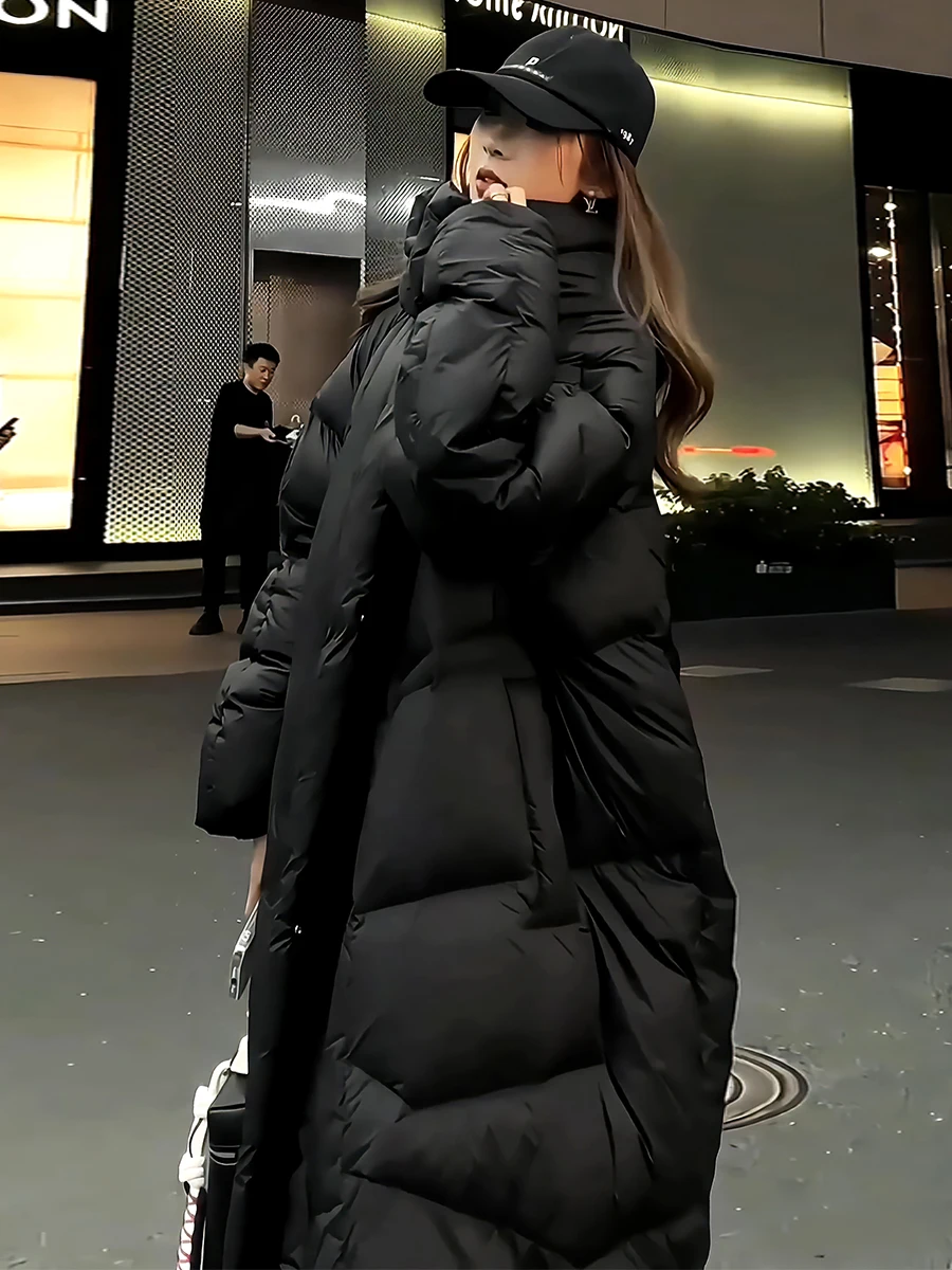 معطف شتوي طويل للنساء محشو بالريش الأبيض، سترة منفوخة دافئة للتنقل اليومي مع قبعة مرفقة