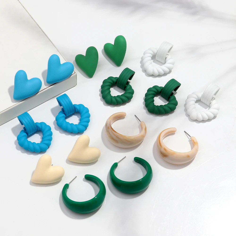 جديد 3 أزواج دائرة الاكريليك القرط الأطواق للنساء الكورية ماتي الملونة القلب قلادة أقراط الأزياء والمجوهرات مجموعة هدية عيد ميلاد