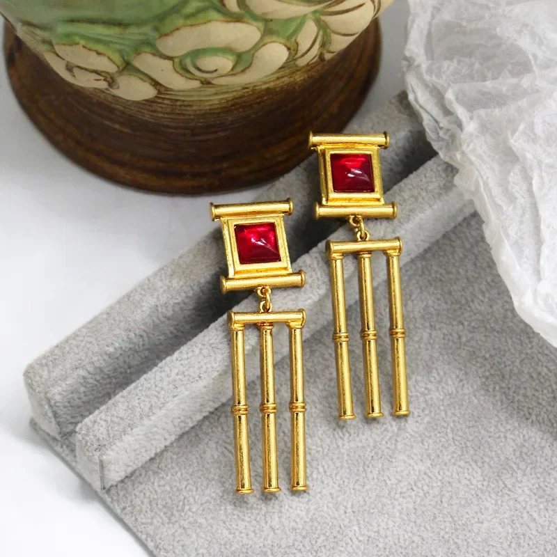 

Retro square earrings for women, light luxury, medium ancient trendy wind chimes, long earrings, niche design, and elegant clip