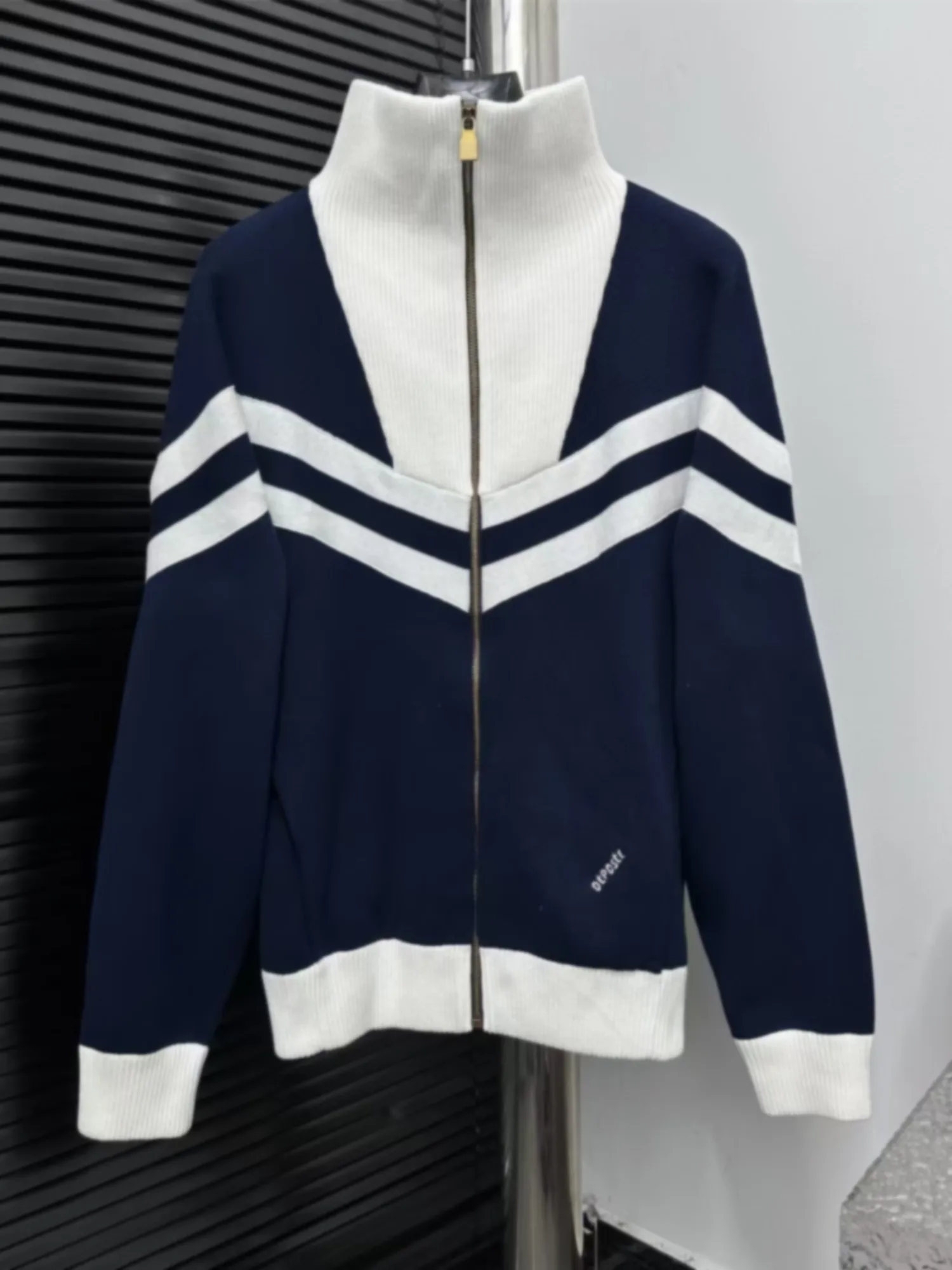 

Knitted Zipper Jaet 2025 Autumn Winter New Faion Color Blo Striped College Sle Long Sve ex Couple's Coat