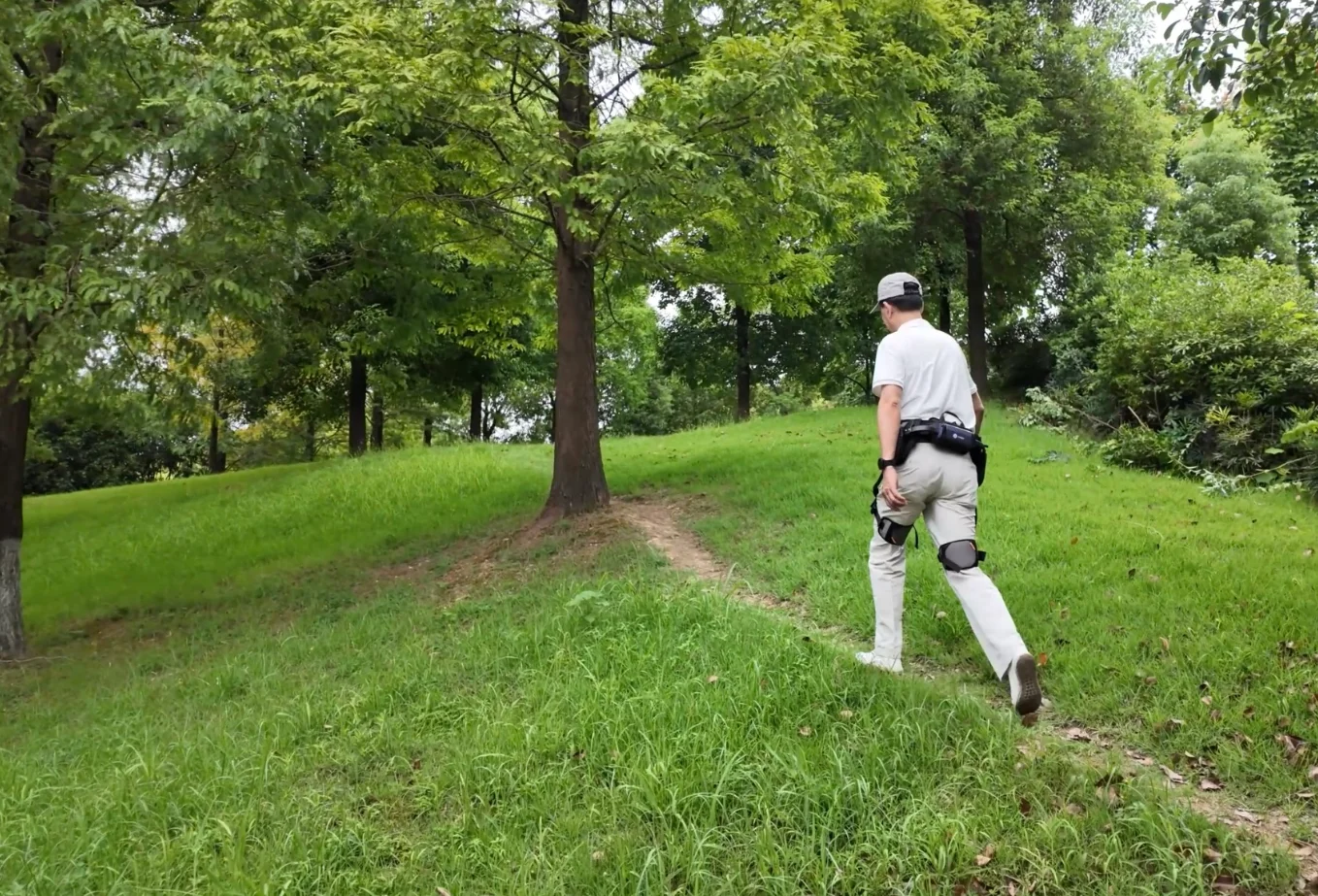 

Simple New Robotic Exoskeleton for Gait Rehabilitation Lightweight Outdoor Exoskeleton Elderly Walker 2025