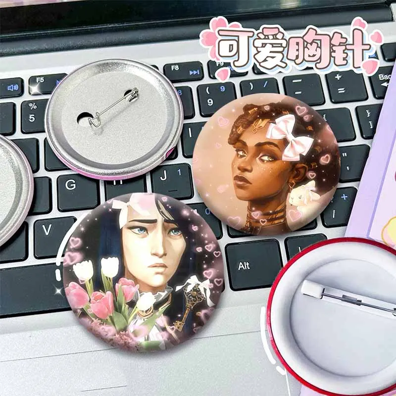 غامض الوردي القوس الرموز عملة شارات الكرتون Jinx فيكتور إيشا المينا دبابيس لينة زر بروش على ظهره الملابس قبعة الملحقات