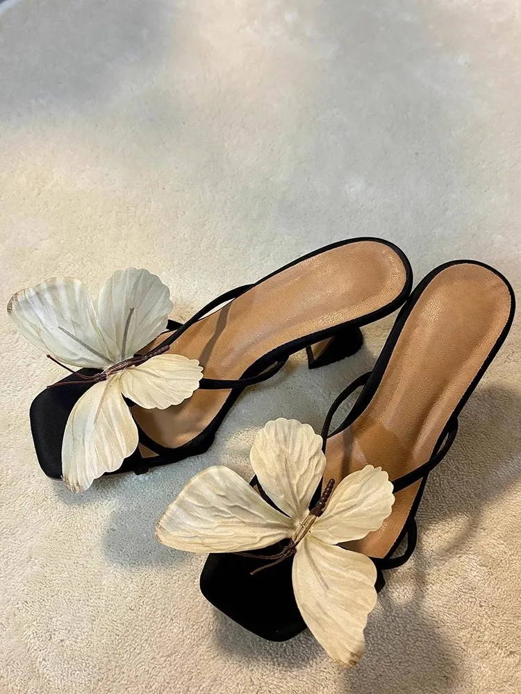 التايلاندية المتخصصة تصميم فراشة النعال قطعة واحدة عالية الكعب 2025 جديد الجنية مزاجه الصنادل كعب خشن للنساء