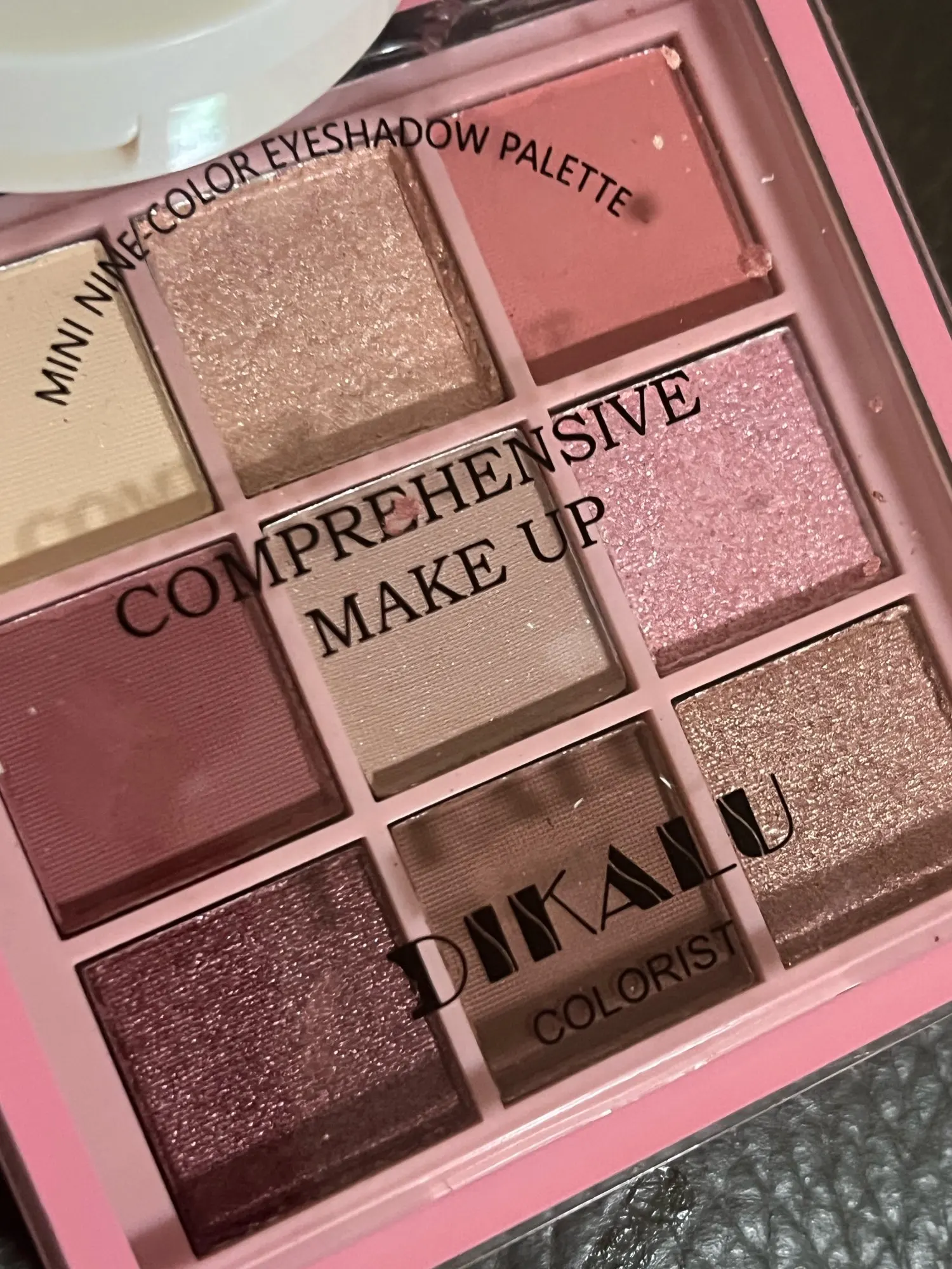 DIKALU Spring And Summer New Eyeshadow Palette Oh Rosy Nine Palace Grid Auto Focus Low Saturation Smoke Powder Rose Plate photo review