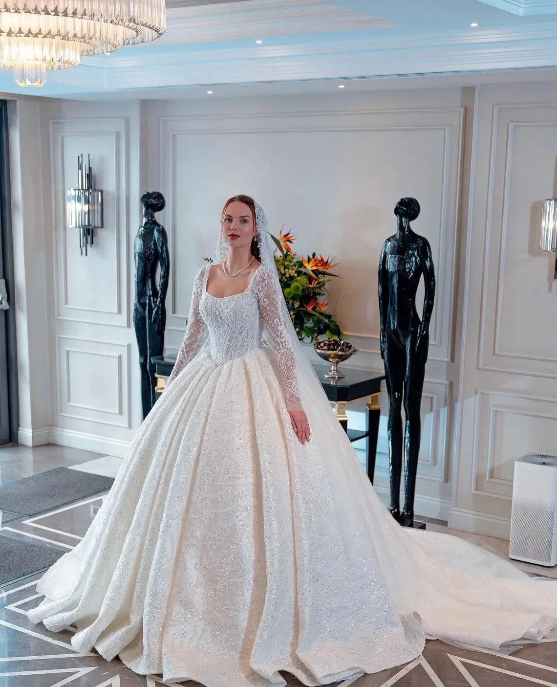 فساتين زفاف Flavinke مخصصة من اللؤلؤ الفاخر المتلألئ للأميرة من الدانتيل فستان زفاف بياقة مربعة وأكمام طويلة فستان زفاف #1