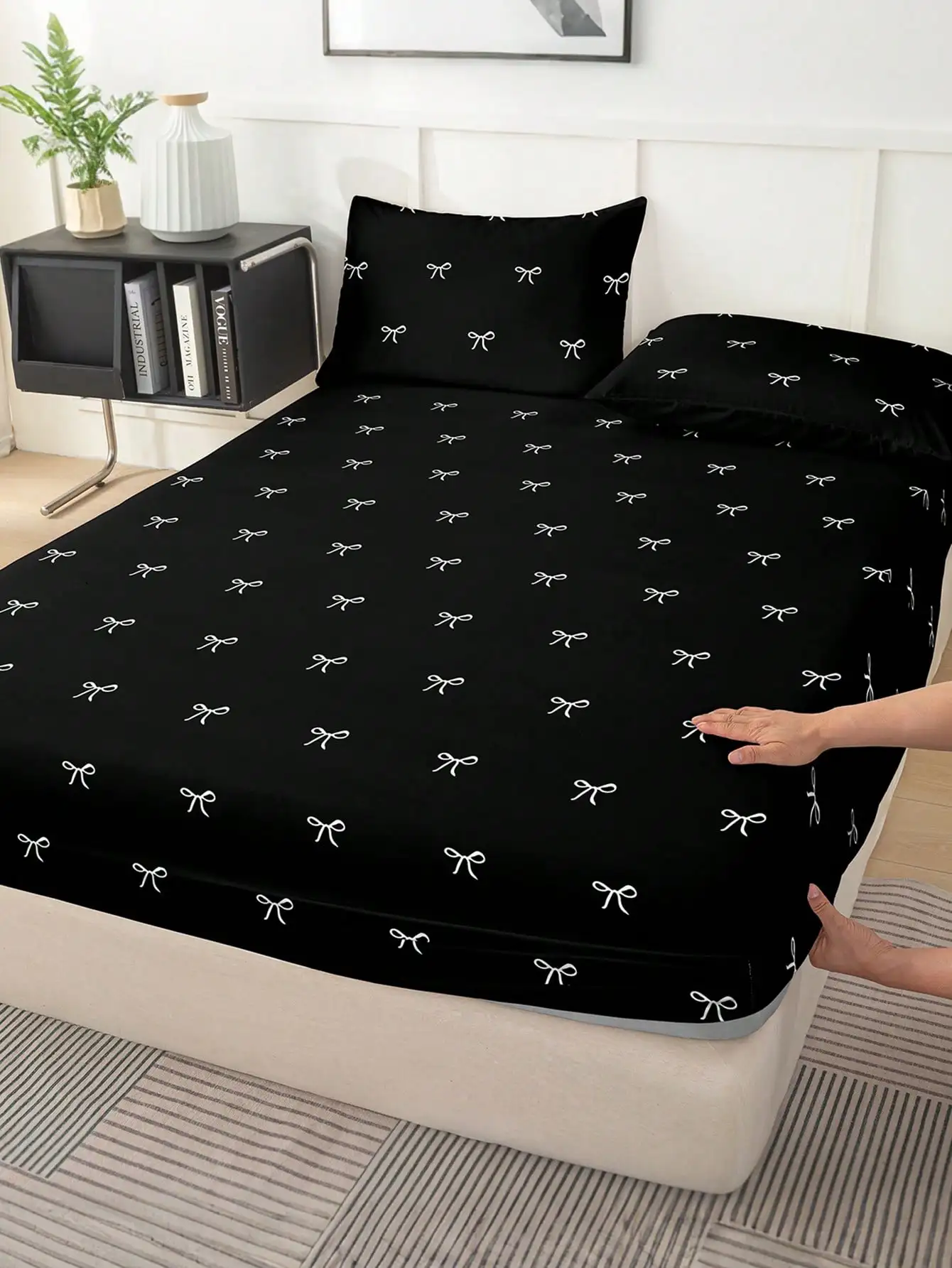 1pc Cute Bow Print Super Soft Fitted Sheet/Mattress Protector, Machine Washable, Suitable For Cute Fresh INS Style, Enhances Bedroom Fashion Atmosphere, Multiple Sizes Available (King/Queen/Full/Twin), Applicable For Home/Dorm/Apartment/Guest Room