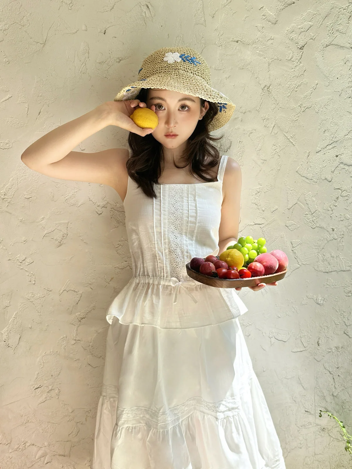 

Оригинальный дизайн, белая футболка из чистого хлопка с вышивкой и элементами пэчворка, женская приталенная футболка французского кроя, укороченная.