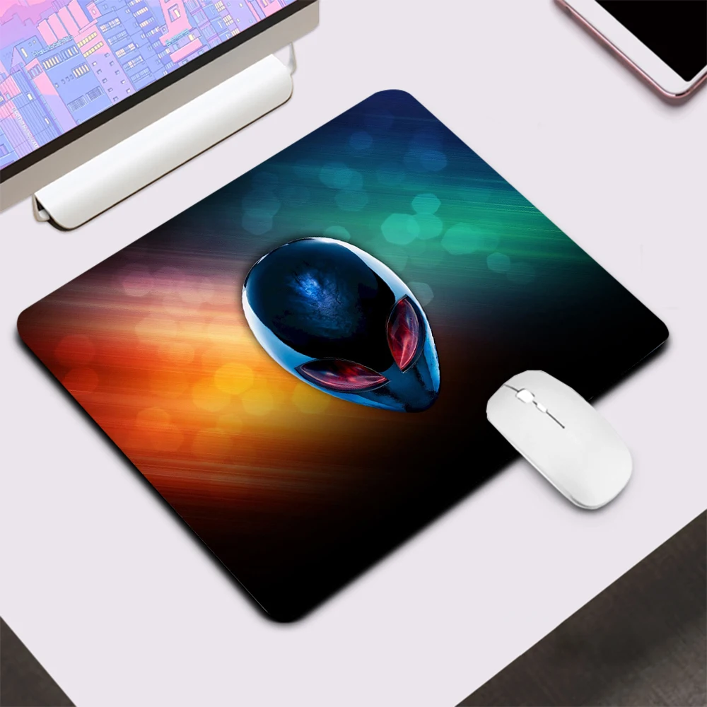 لوحة ماوس ألعاب صغيرة من Dell Alienware لوحة ماوس كمبيوتر للمكتب لوحة مفاتيح للمكتب وحصيرة من السيليكون للكمبيوتر المحمول