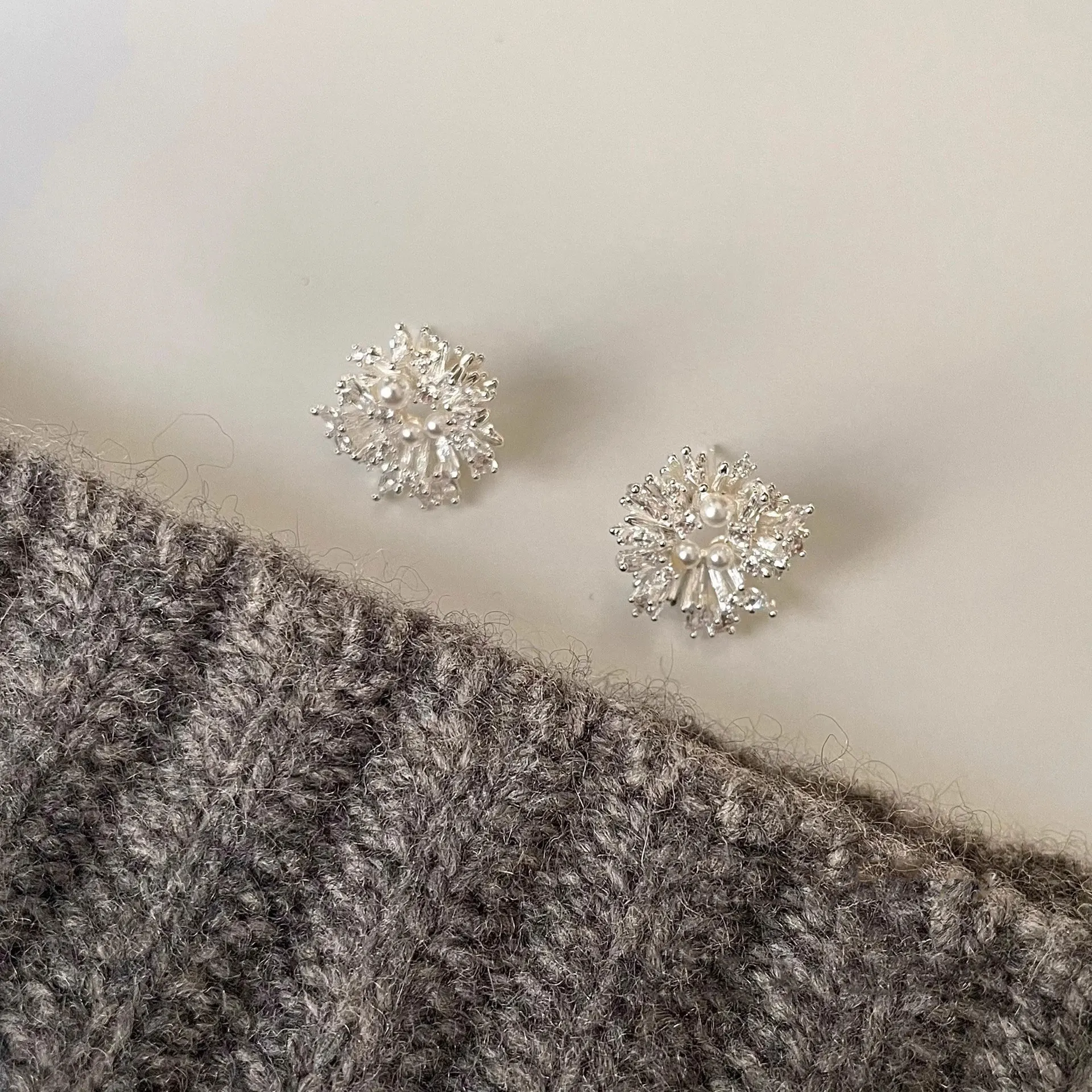 الكورية رائعة كريستال قرط صغير زهري أنيقة موضة حلوة تقليد اللؤلؤ حفل زفاف النساء أقراط مجوهرات هدايا