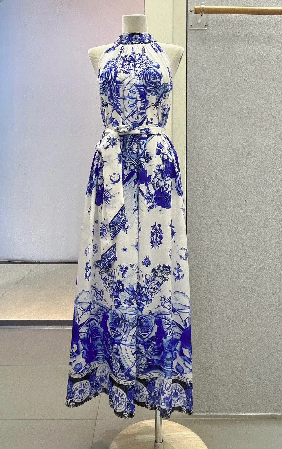 Robe longue en perles de cristal pour femmes, imprimé floral bleu, col licou, sans manches, vacances, 100% soie