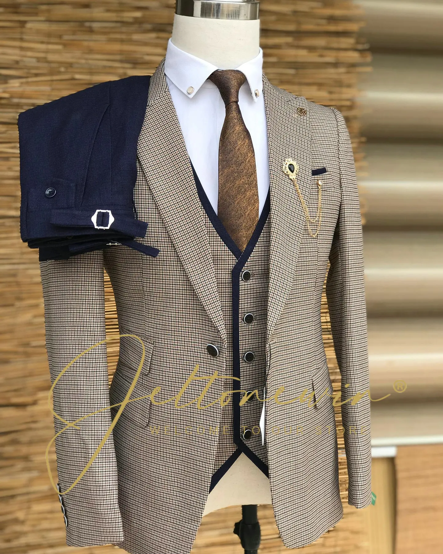 

Мужской смокинг с узором «гусиные лапки» и жилетом. Элегантный классический стиль. Официальный наряд для жениха или офиса для особых мероприятий и банкетов.