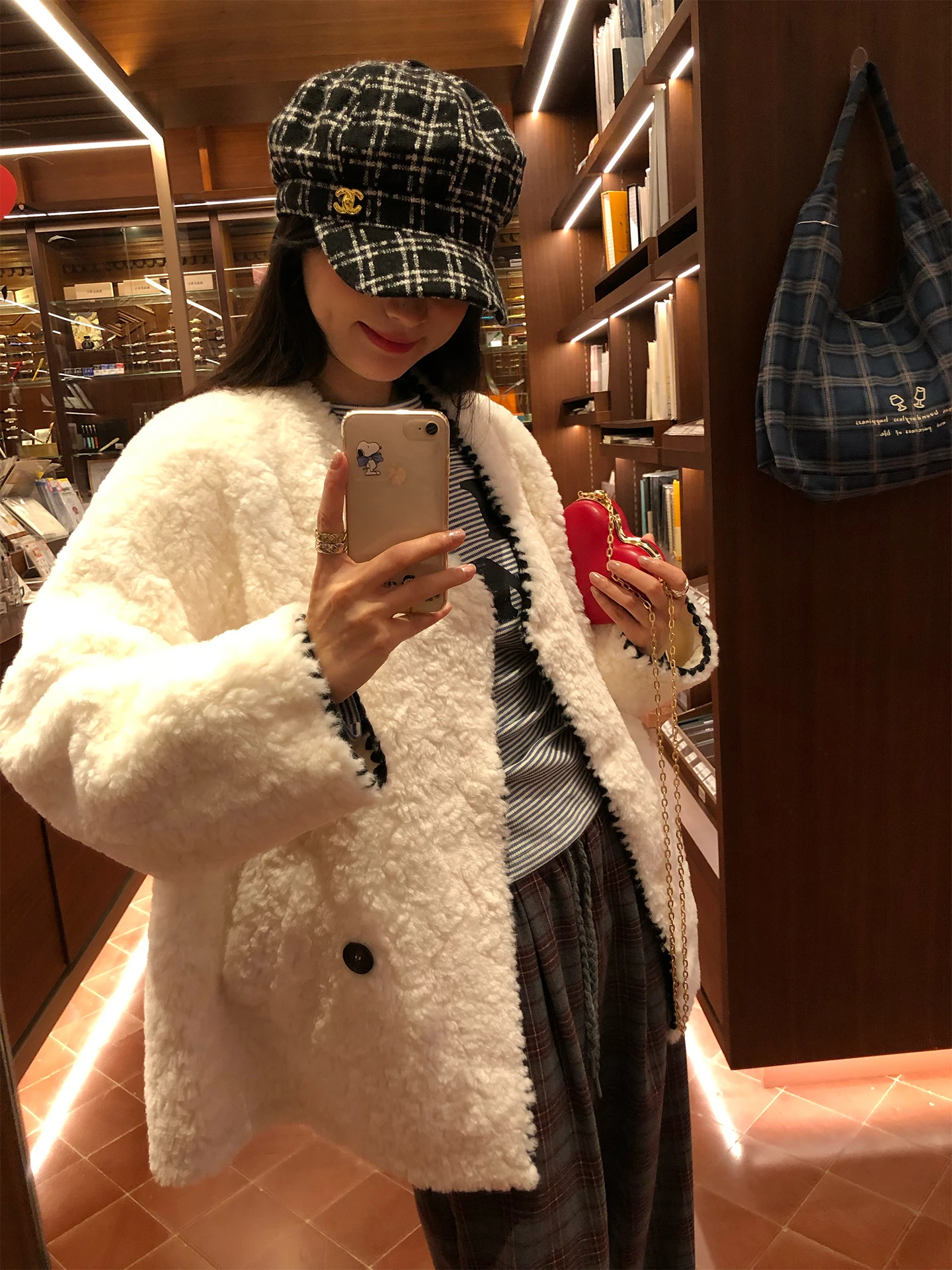 

Экологичная женская куртка из меха и кожи, белая пушистая верхняя одежда, новинка 2025 года, маленький размер, теплая, повседневный стиль, средней длины