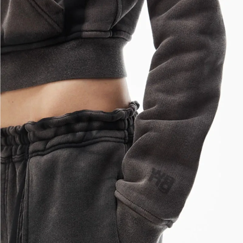 سترة نسائية بسحاب قصيرة من القماش بحلقات من Alexandra Wang بالإضافة إلى مجموعة سراويل عمل كبيرة الحجم وسراويل طويلة #4