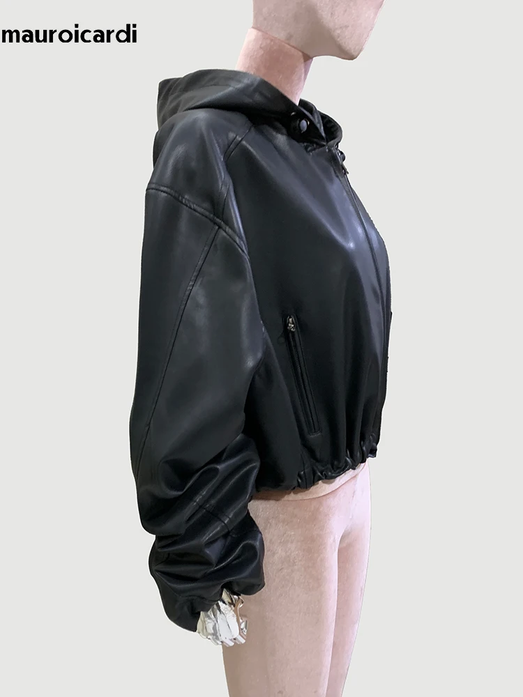 Mauroicardi 여성용 시원한 짧은 방수 블랙 PU 가죽 재킷, 후드, 긴팔 지퍼, 럭셔리 디자이너 의류, 용수철, 2024