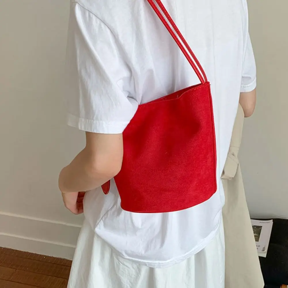 

Сумка-ведро из искусственной замши с круглым кулоном, сумка через плечо, большая вместительная сумка-хобо с напуском, сумка-ведро, однотонная сумка-тоут