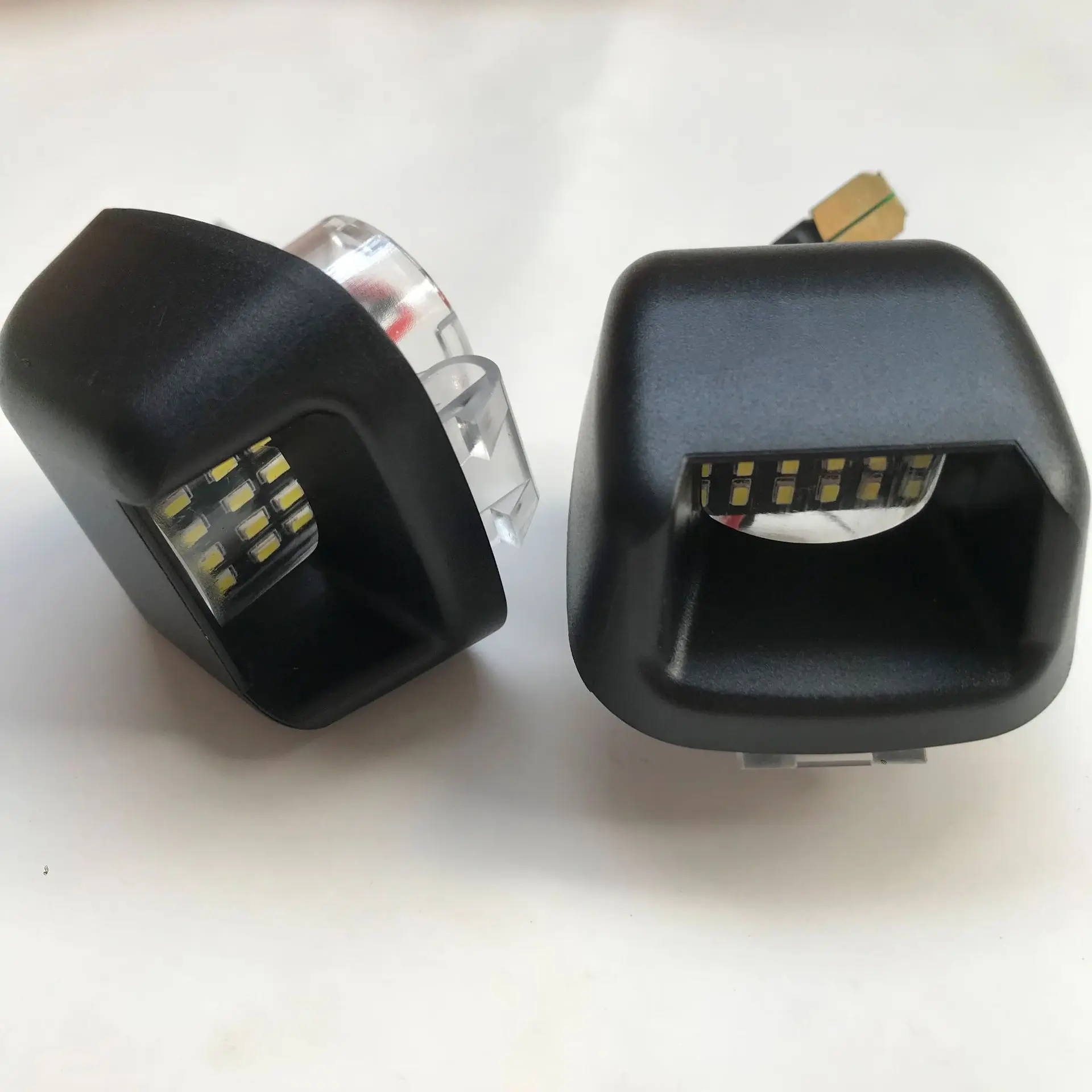 816900C021 مناسبة لنيسان نافارا الأبيض لوحة ترخيص ضوء نافارا D40 الحدود لوحة ترخيص LED الخفيفة