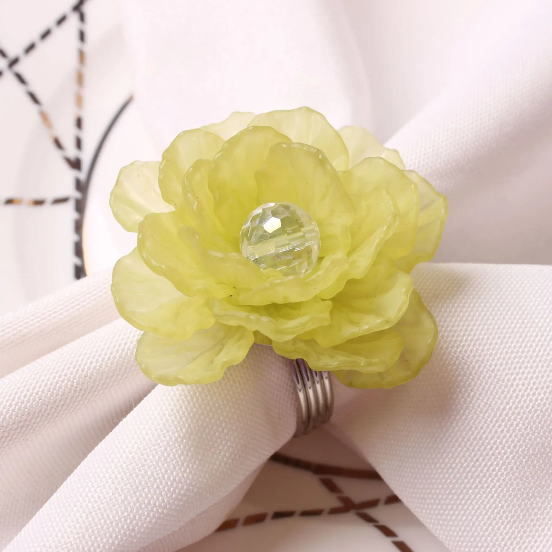 

8pcs/lot Frosted Petal Yellow Napkin Buckle Napkin Holder Wedding Table Decoration Napkin Buckle