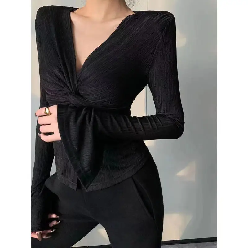 Uniquely Designed Twisted V-neck Long Sleeved T-shirt for Women with a Light and Mature Temperament Slim Fit and Slimming Effect