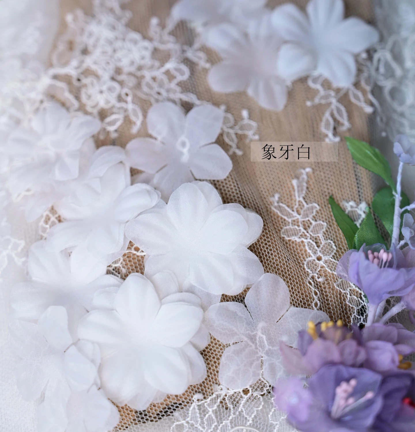 100 Stück/Packung 3,6 cm Satin-Plissee-Blütenblätter für Hochzeitskleider und Kopfbedeckungen. Puppenkleid, heißgepresstes Formmaterial, Glockenorchidee. 3D-Stoffblütenblätter. – Detail 21