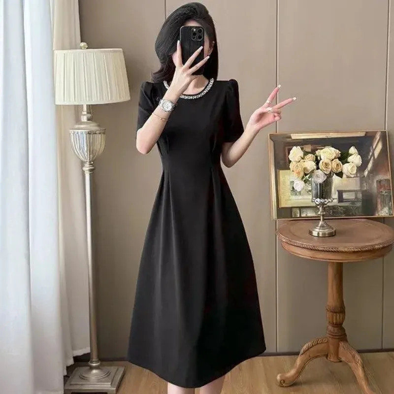 Vestido negro francés 2025 nuevo estilo cuello redondo manga corta cintura ajustada vestido elegante versátil