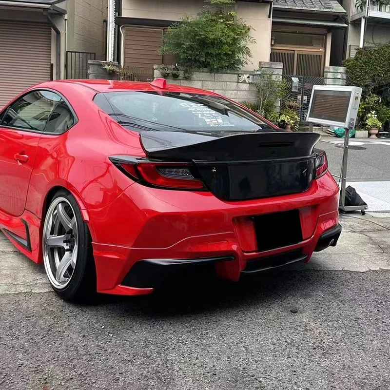 

Для Toyota GR86 Subaru BRZ 2019+ карбоновая крышка багажника, закрывающая верхнюю часть, входит в комплект обвеса для автомобиля.