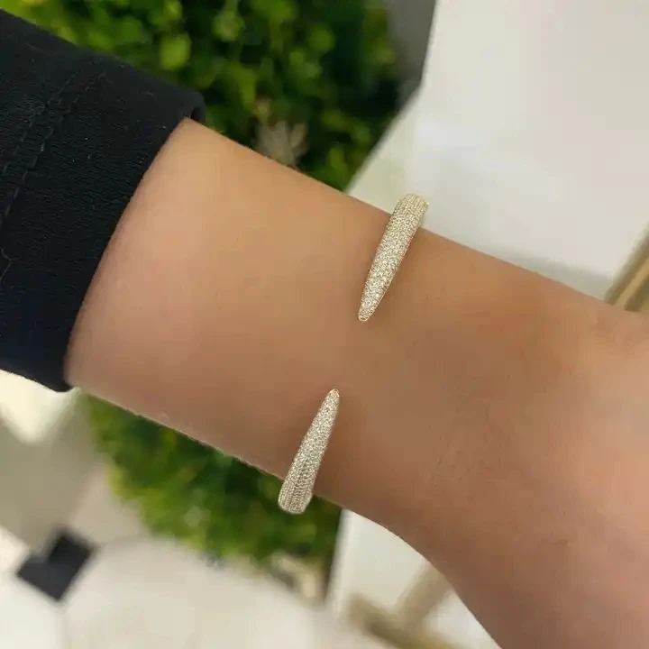 Pulsera de Color dorado con incrustaciones de circonia cúbica para mujer, joyería de moda, brazalete clásico, Simple, abierto, tamaño ajustado,