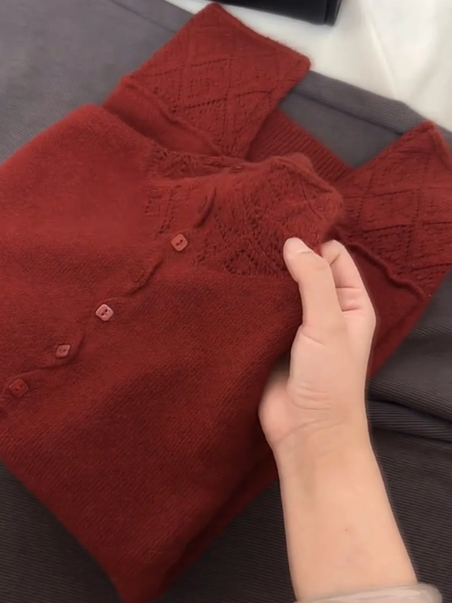 سترة محبوكة طويلة باللون الأحمر من Faion بتصميم ريترو لشتاء 2025 كاميرا نسائية علوية بزر واحد أوروبية مريحة...