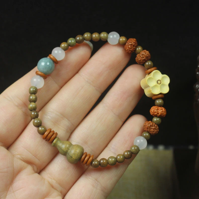 

Браслет из зеленого сандалового дерева 4 мм в китайском стиле с бусинами в виде цветов, бриллиантов, звезд, лун и Будды для женщин, декоративный.