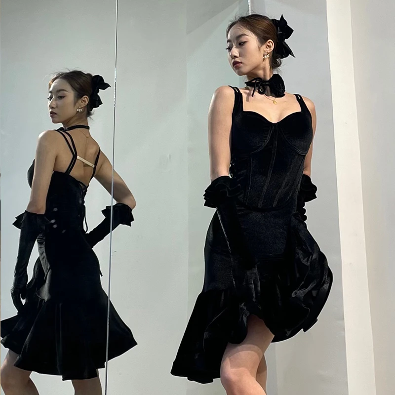 ベルベットラテンダンススーツ女性のための競技パフォーマンスウェアレッドダンスドレス大人のラテンダンスショースタッグ服 VBH1634