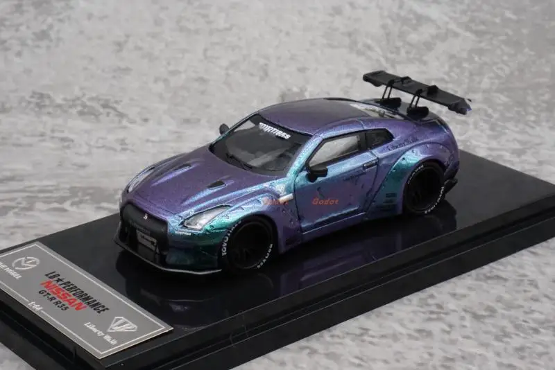 

TM 1:64 Nissan GTR35 Chameleon alloy model car decoration collection gift