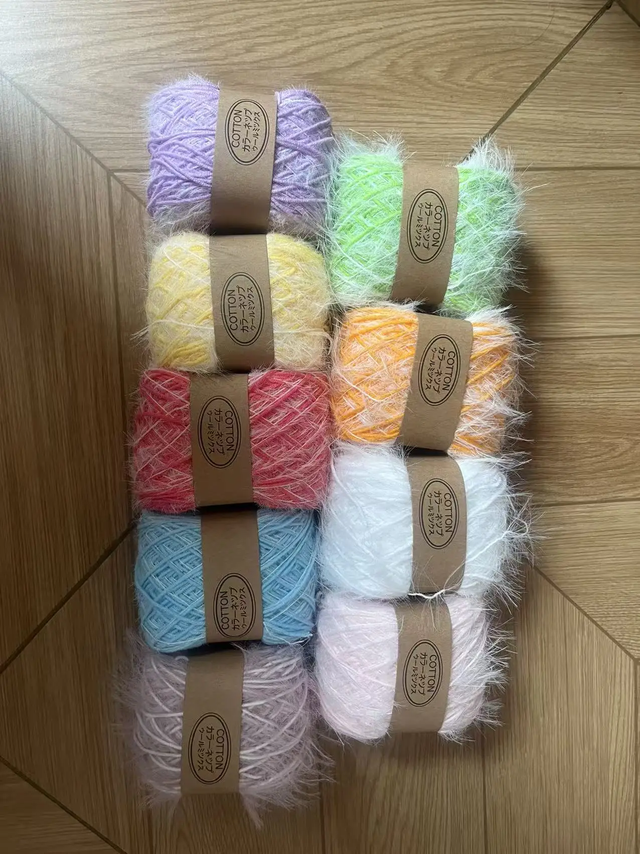 boneca-de-croche-feita-a-mao-com-fio-imitacao-de-visom-laranja-e-branco-outras-cores-disponiveis-kit-de-material-para-trico