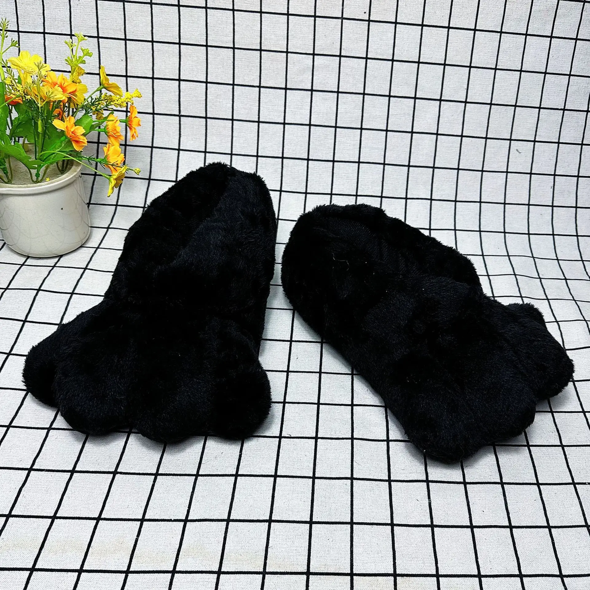 Flauschige Hausschuhe für Damen, Niedliche Hasenpfoten-Schuhe, Designer-Hausschuhe für Frauen 2025, Plattform-Fellpantoffeln für den Hausgebrauch – Detail 12