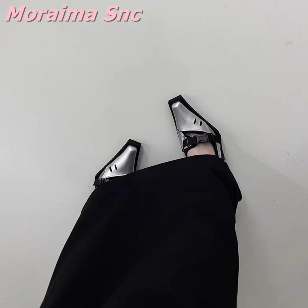 فريد حزام مشبك المرقعة مضخات الضحلة سبايك الكعوب أشار تو الانزلاق على نعل سميك موضة أحذية نسائية صيف 2026 الفضة