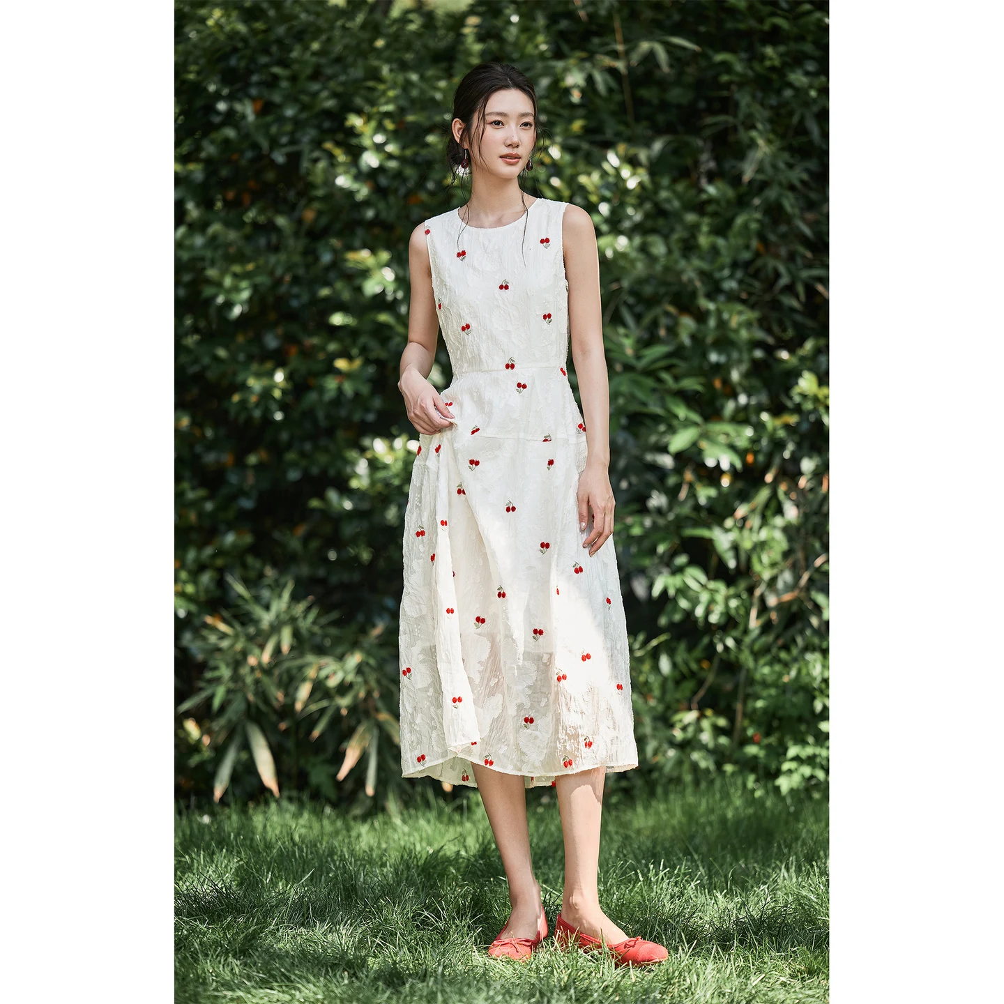 

SENTUBILA Versatile Crew Neck Cherry Embroidery Sleeveless A Line Dress Summer 2026 3D Embossed Textured Tulip Dress 162LI7309