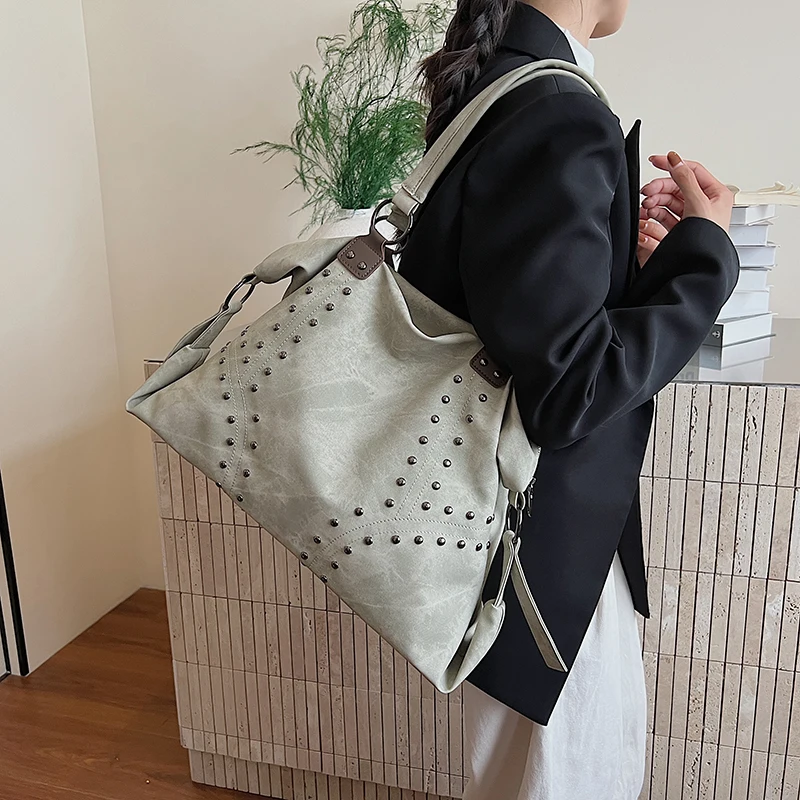 LEFTSIDE Nieten große Kapazität PU-Leder-Umhängetasche für Frauen 2025, Winter-Luxus-Dame, Punk-Stil, Designer-Tragetaschen, Handtaschen – Detail 5