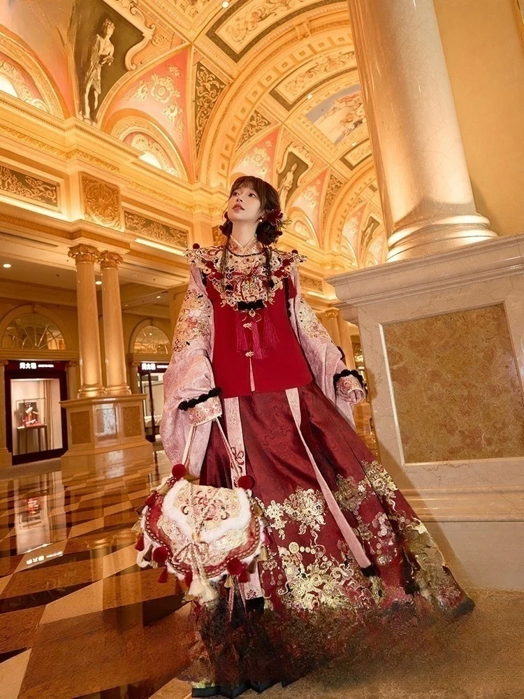 

Elegant fashionable and Hanfu dress for New Year greetings