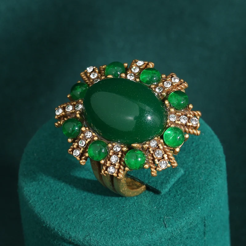 

Vintage Emerald Green Natural Stone Egg Shape Rings Antique Jewelry for Women with Rhinestones Party Luxury Gold Color Retro