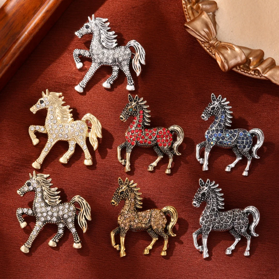 حجر الراين التلبيب دبوس خمر الحصان التلبيب دبوس زودياك الحيوان بروش معقدة مجوهرات بروش الإكسسوار لقبعات هدايا السنة الجديدة