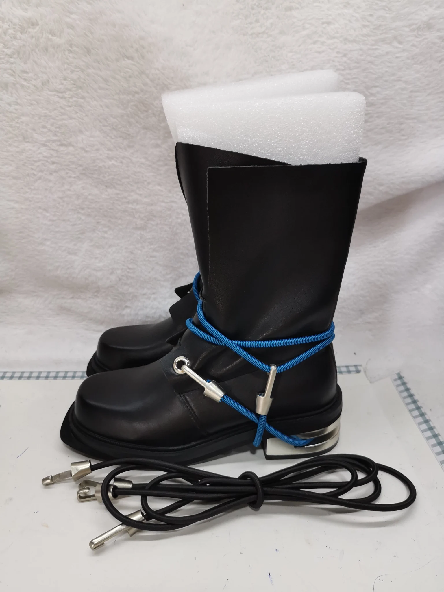 المرأة جولة تو كعب معدني أحذية بوت قصيرة ريترو فاسق دراجة نارية نمط رياضي غير رسمي موضة حبل ملفوفة الشارع الخريف 2025