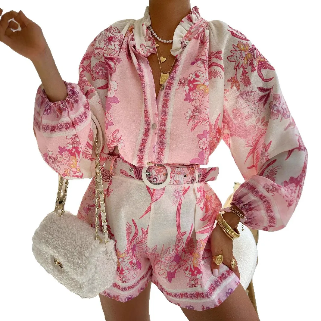 Conjunto de dos piezas con estampado de flores para mujer, camisa holgada de manga larga con cuello alto y botones, pantalones cortos de cintura alta, traje de viajero a la moda