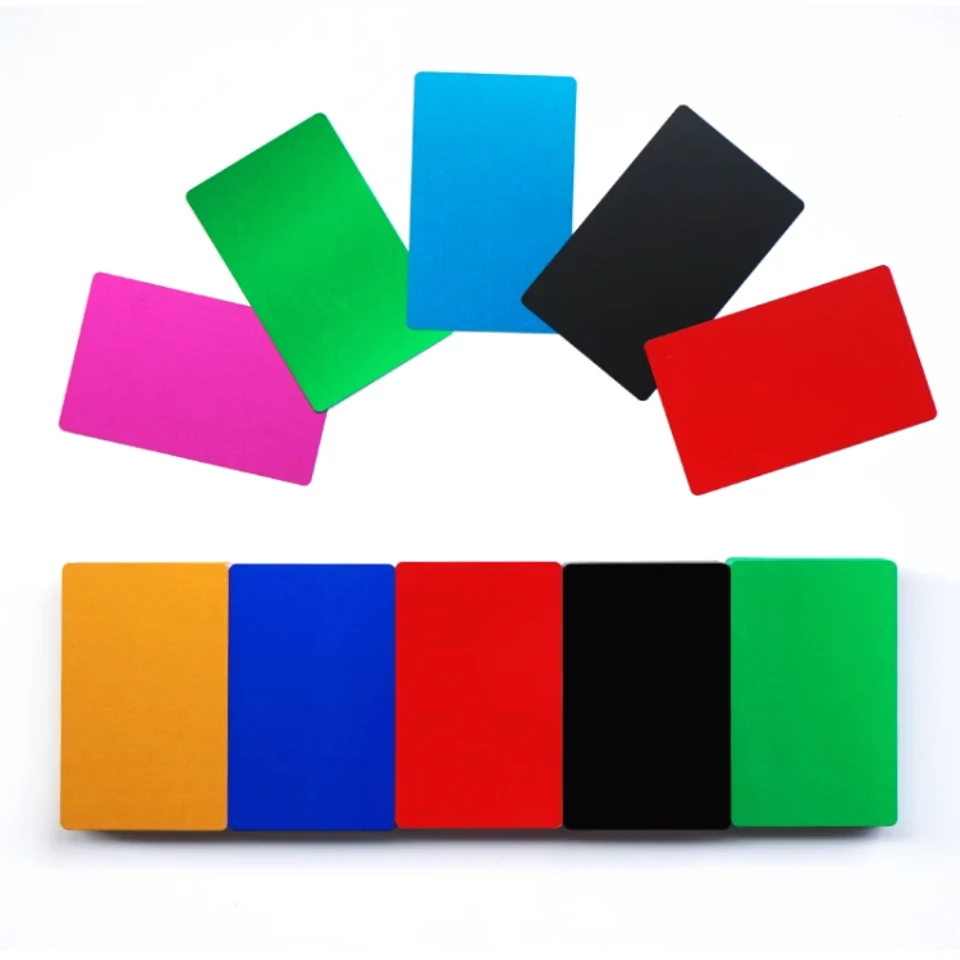 مجموعة بطاقات عمل معدنية محمولة مكونة من 100 قطعة منقوشة بالليزر من الألومنيوم مع طباعة شعار خاص للوازم المكتبية