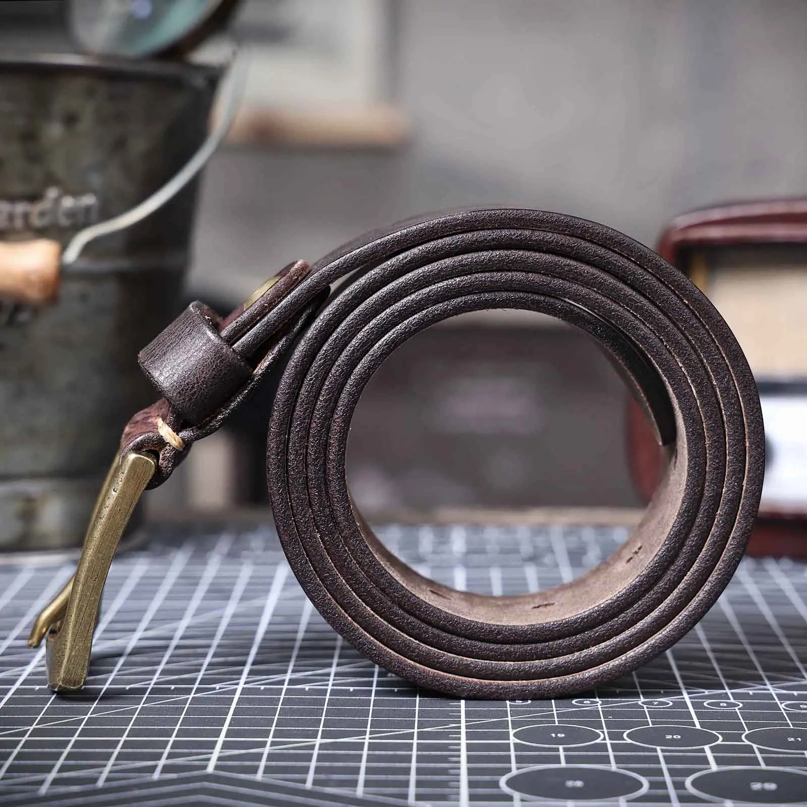 Vintage-Herrengürtel aus echtem Leder mit massiver Messingschnalle, lässiger Dornschließe-Gürtel mit Geschenkbox, verdicktes italienisches Rindsleder – Detail 20
