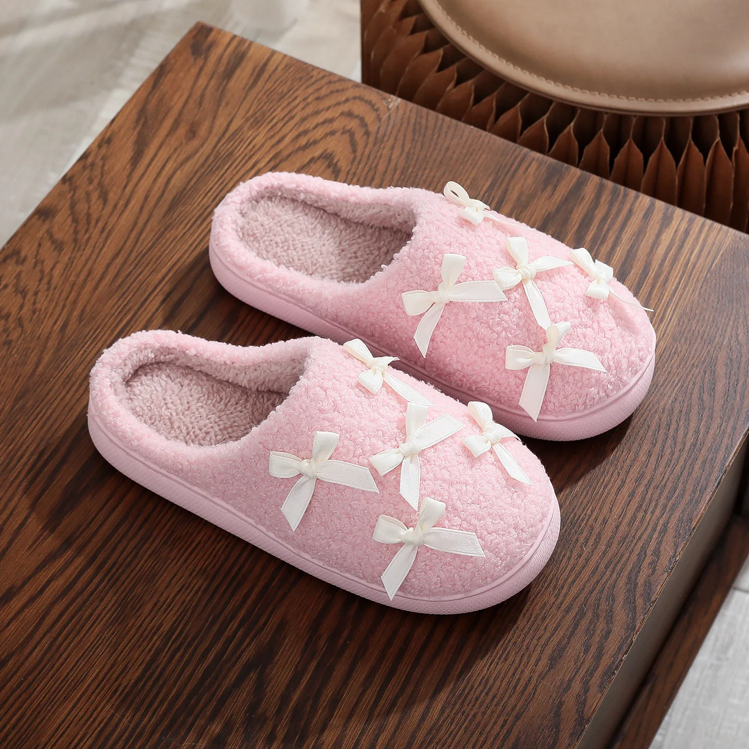 Neue Trendige Herbst- und Winter-Plüsch-Baumwoll-Hausschuhe für Damen, Warme Indoor-Pantoffeln mit Niedlicher Schleife in Rosa – Detail 3
