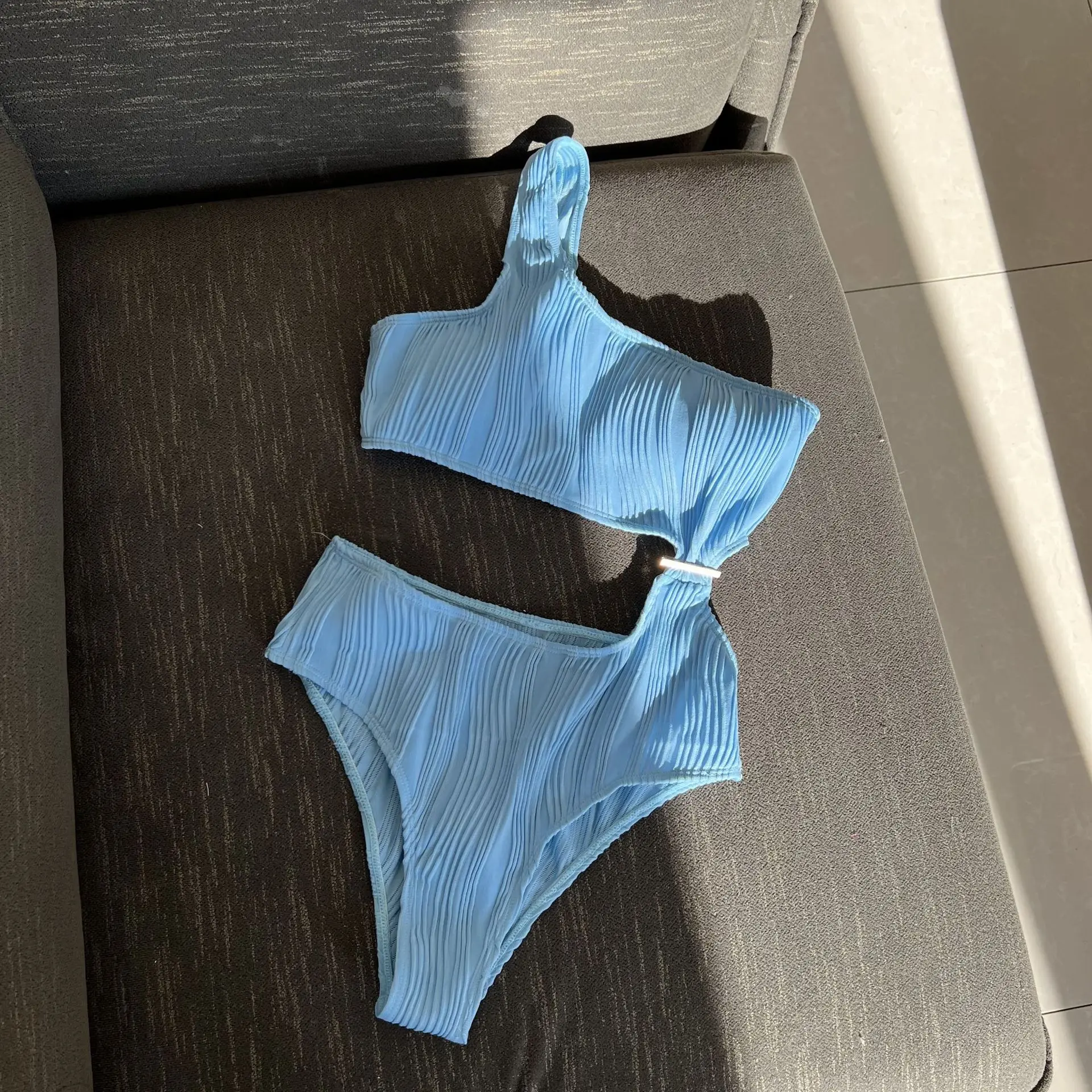 Nuevo traje de baño asimétrico recortado arrugado de una pieza, traje de baño para mujer, bañador acolchado de un hombro, traje de baño para nadar para mujer