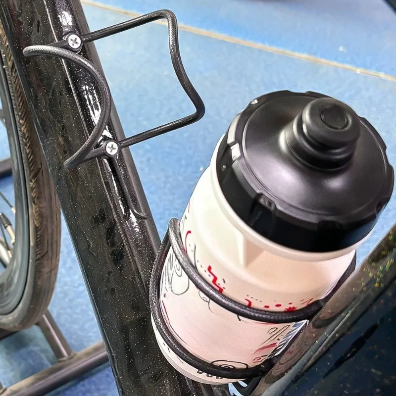 

Ultralight Carbon Fiber Water Bottle Cage for Road Mountain Bike Cycling Universal Fit High Strength Durable Bicycle Accessories