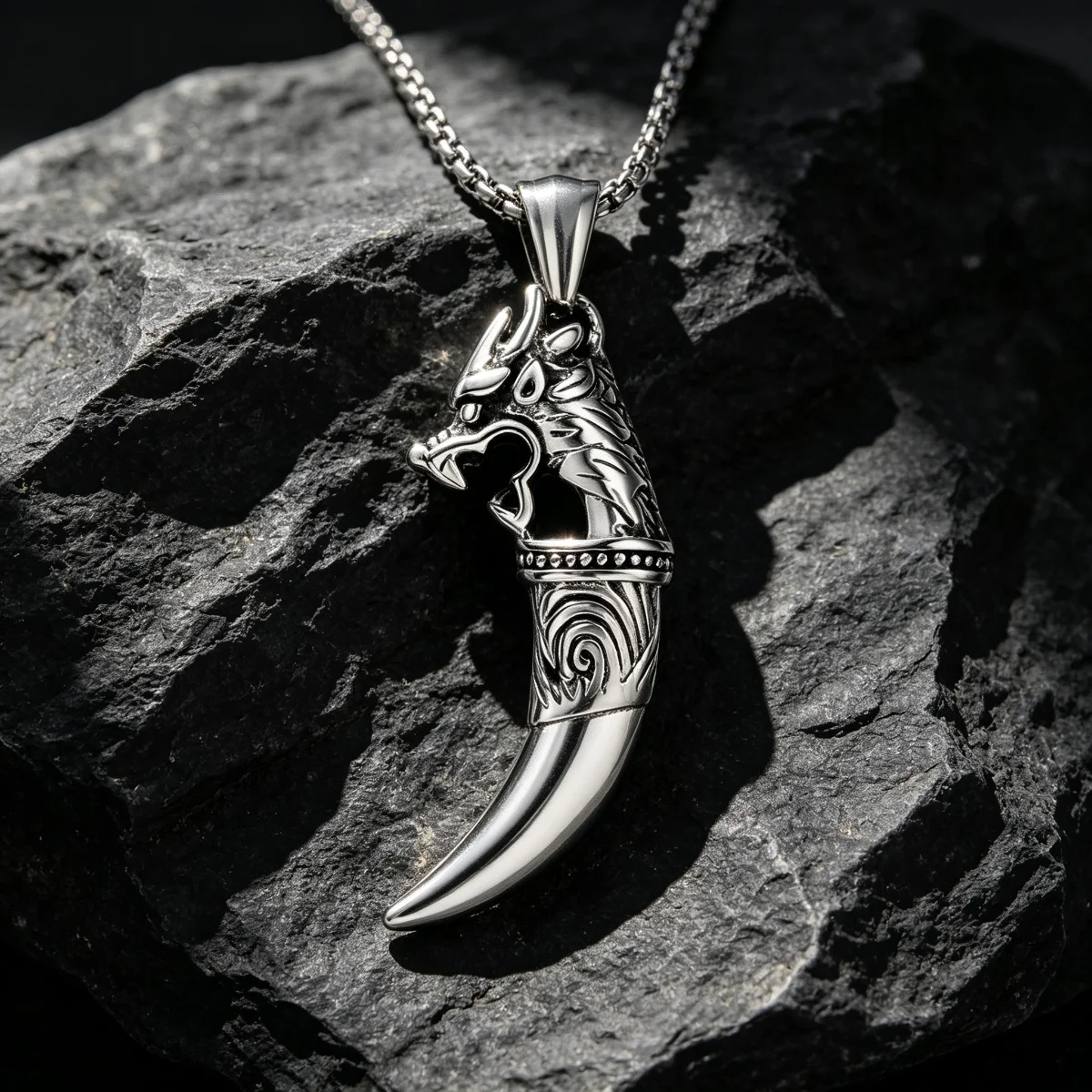 1PCS European and American retro distressed animal wolf tooth men's necklace pendant, personalized punk accessory