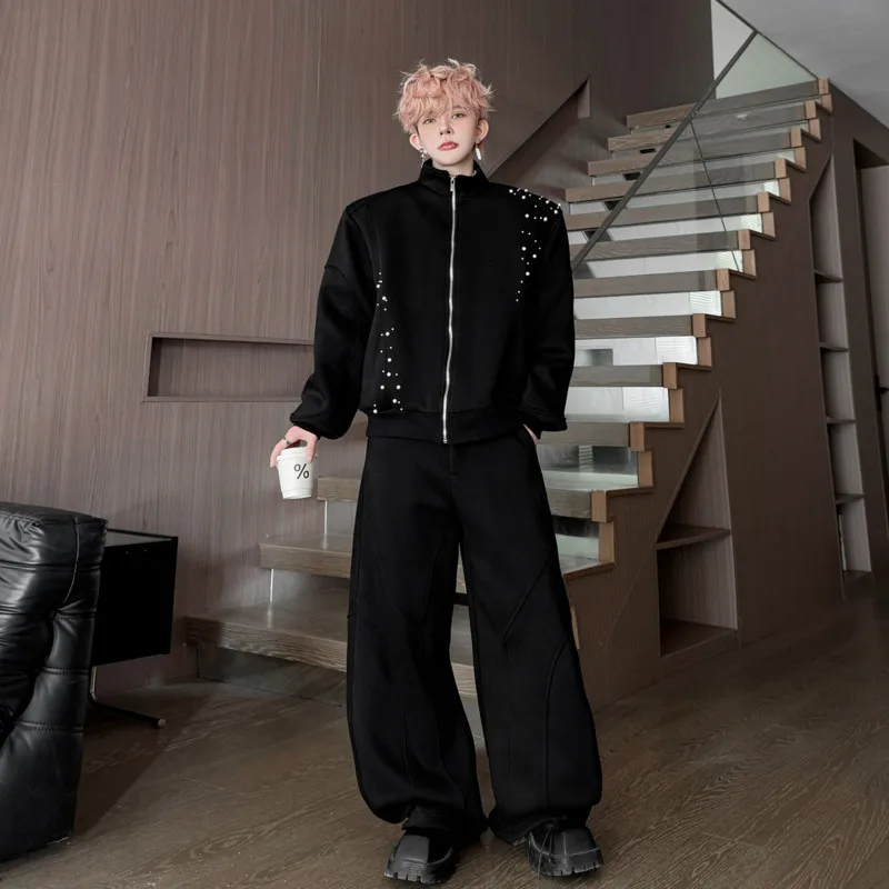 

Мужской комплект из двух предметов: модный кардиган с воротником-стойкой и бисерным декором, а также шикарные повседневные брюки с широкими штанинами. Новинка весны. Модель W18589.