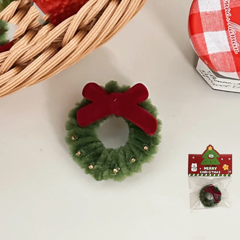 Fashion Cartoon Christmas Pendant Red Green Mini Wreath Keychain Bag Pendant Soft Christmas Brooch Car Key Pendant